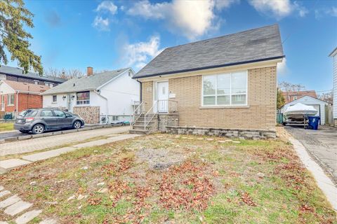 Photo 2 at 35 Cotton Avenue, Birchmount, Toronto