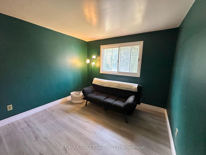 Photo 2 at 571 Minette Circle, Mississauga Valleys, Mississauga
