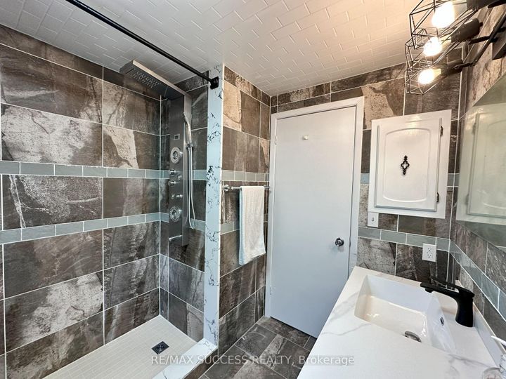 Photo 4 at 571 Minette Circle, Mississauga Valleys, Mississauga
