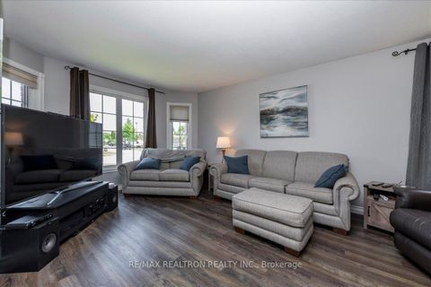 Photo 3 at 34 O'Shaughnessy Crescent, Holly, Barrie