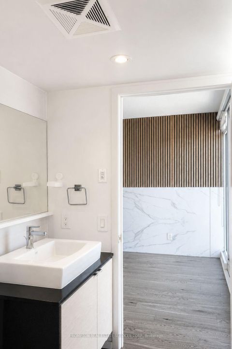 Photo 9 at 717 - 72 Esther Shiner Boulevard, Bayview Village, Toronto