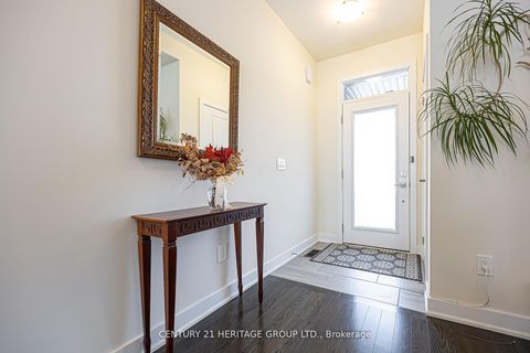 Photo 2 at 25 Helliwell Crescent, Oak Ridges Lake Wilcox, Richmond Hill