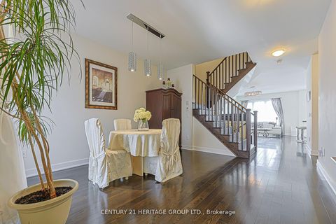 Photo 3 at 25 Helliwell Crescent, Oak Ridges Lake Wilcox, Richmond Hill
