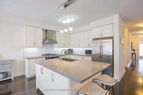 Photo 13 at 25 Helliwell Crescent, Oak Ridges Lake Wilcox, Richmond Hill