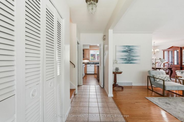 Photo 3 at 7 Braemar Place, Mohawk, Hamilton
