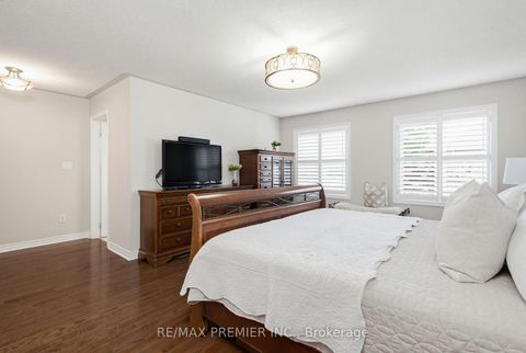 Photo 24 at 12 Acqua Drive, Vellore Village, Vaughan