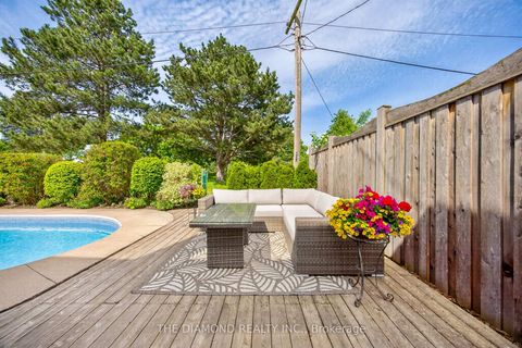 Photo 18 at 11 Swordbill Drive, Humber Valley, Toronto