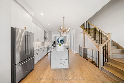 Photo 13 at 8 Heriot Place, Patterson, Vaughan