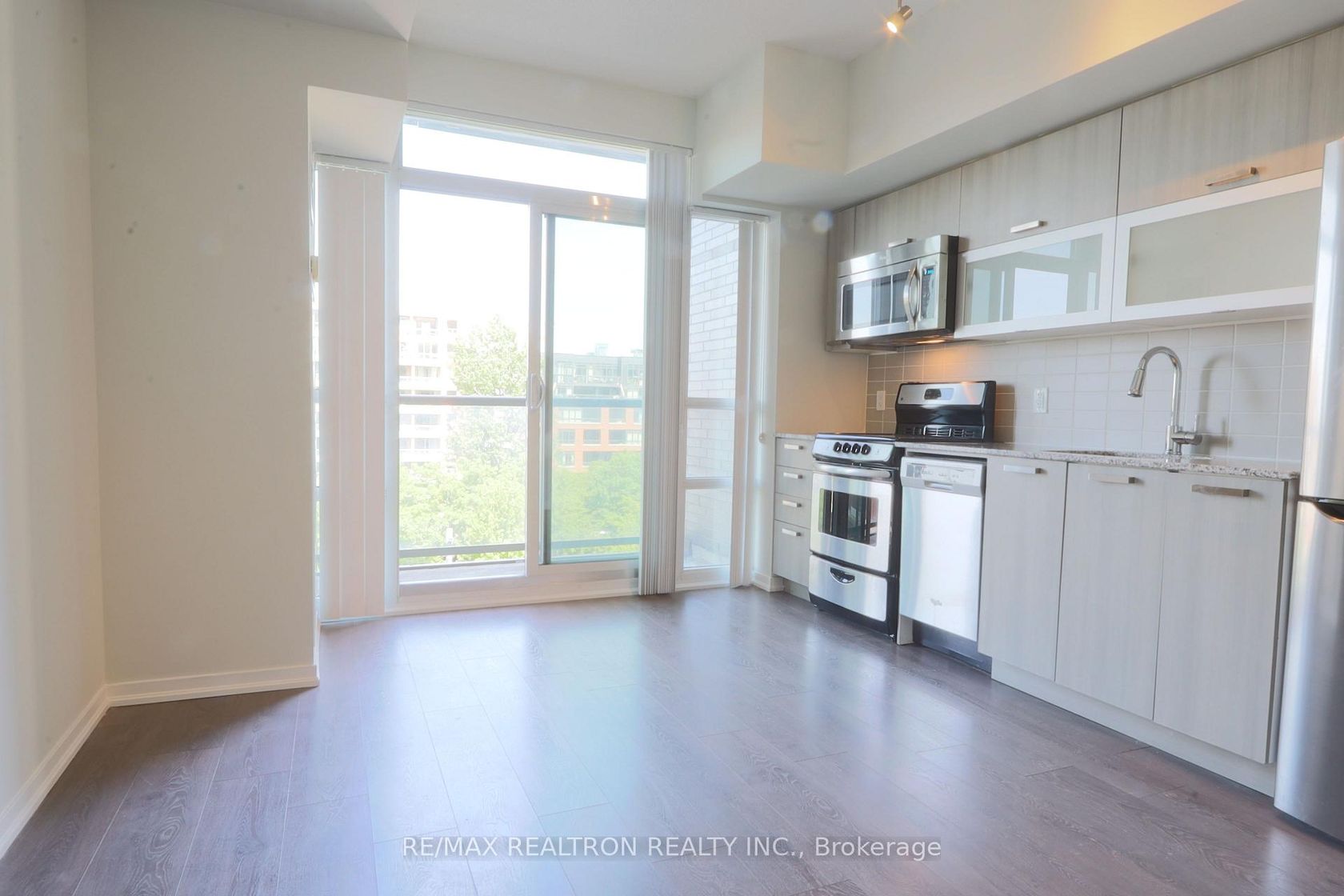647 - 68 Abell Street, Little Portugal, Toronto photo number 2