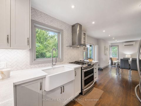 Photo 3 at 261 Richmond Street, Mill Pond, Richmond Hill
