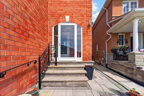 Photo 5 at 134 Purcell Crescent, Maple, Vaughan