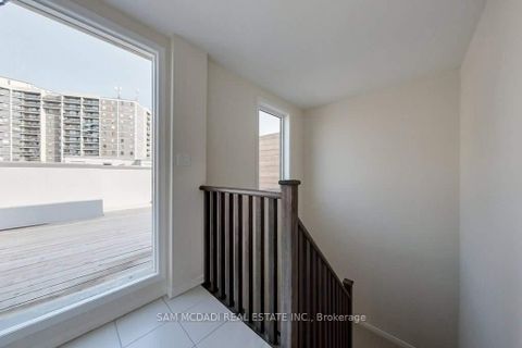 Photo 6 at 33 - 22 Applewood Lane, Etobicoke West Mall, Toronto