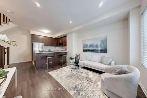 Photo 8 at 33 - 22 Applewood Lane, Etobicoke West Mall, Toronto