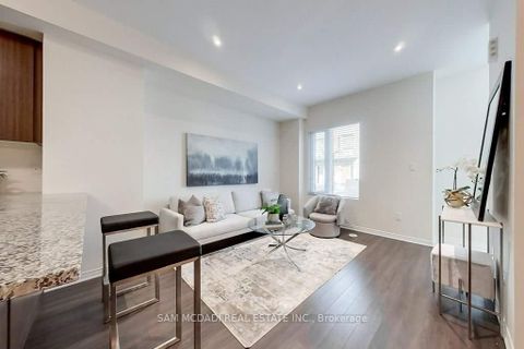 Photo 11 at 33 - 22 Applewood Lane, Etobicoke West Mall, Toronto