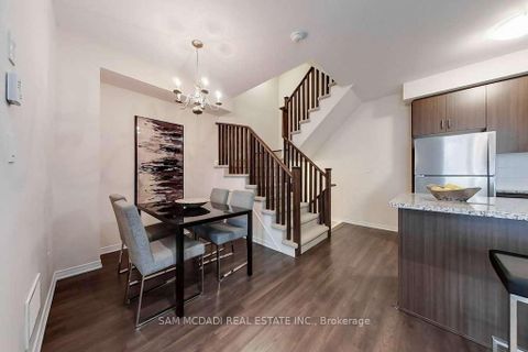 Photo 13 at 33 - 22 Applewood Lane, Etobicoke West Mall, Toronto