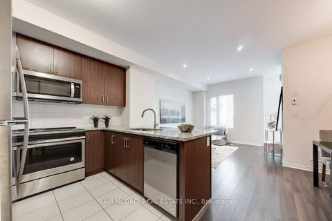 Photo 15 at 33 - 22 Applewood Lane, Etobicoke West Mall, Toronto