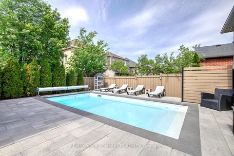 Photo 35 at 16 Muret Crescent, Patterson, Vaughan