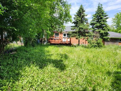 Photo 2 at 33 Urbandale Avenue, Newtonbrook East, Toronto