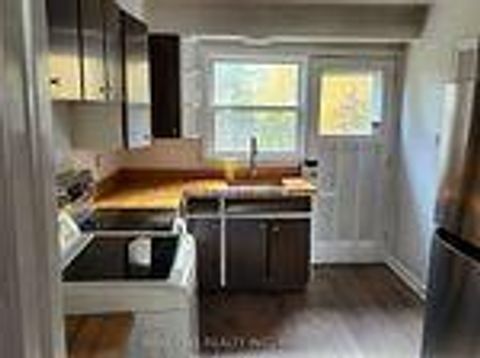 Photo 7 at 33 Urbandale Avenue, Newtonbrook East, Toronto