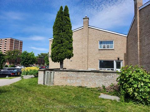 Photo 21 at 15 - 25 Gosford Boulevard, Black Creek, Toronto