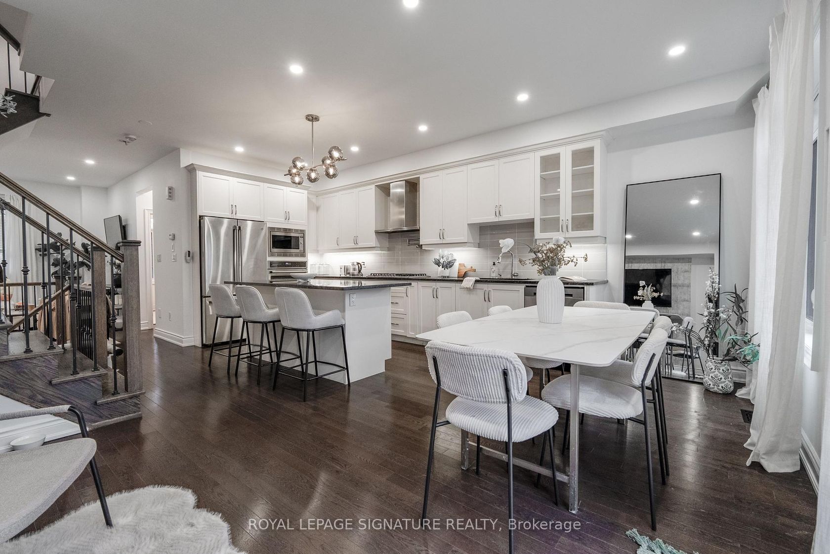 14 Queen Mary Court, East Woodbridge, Vaughan photo 2