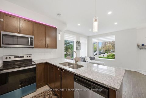 Photo 5 at 25 - 18 Applewood Lane, Etobicoke West Mall, Toronto