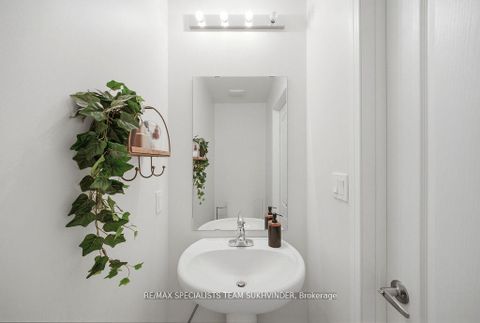 Photo 7 at 25 - 18 Applewood Lane, Etobicoke West Mall, Toronto