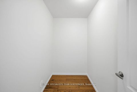 Photo 12 at 25 - 18 Applewood Lane, Etobicoke West Mall, Toronto