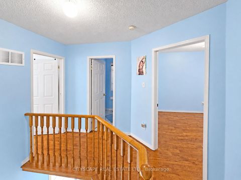Photo 11 at 29 Centrepark Drive, Amesbury, Toronto