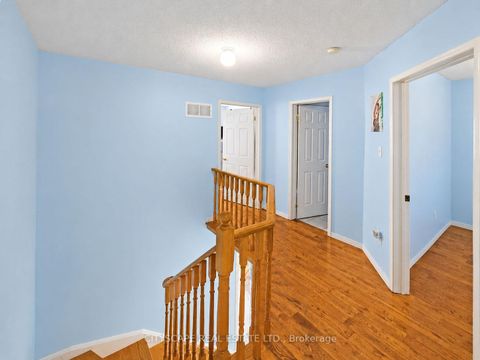 Photo 12 at 29 Centrepark Drive, Amesbury, Toronto