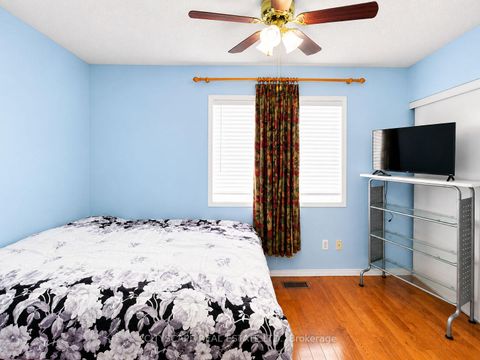 Photo 16 at 29 Centrepark Drive, Amesbury, Toronto
