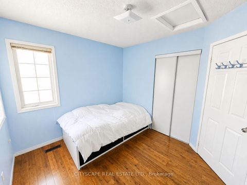 Photo 18 at 29 Centrepark Drive, Amesbury, Toronto