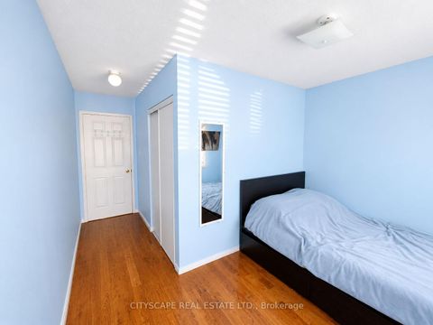 Photo 19 at 29 Centrepark Drive, Amesbury, Toronto
