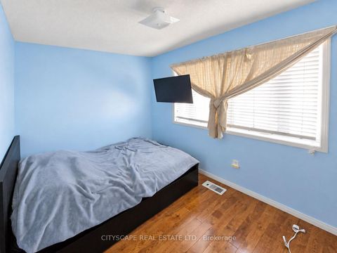 Photo 20 at 29 Centrepark Drive, Amesbury, Toronto