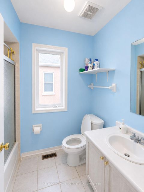 Photo 21 at 29 Centrepark Drive, Amesbury, Toronto
