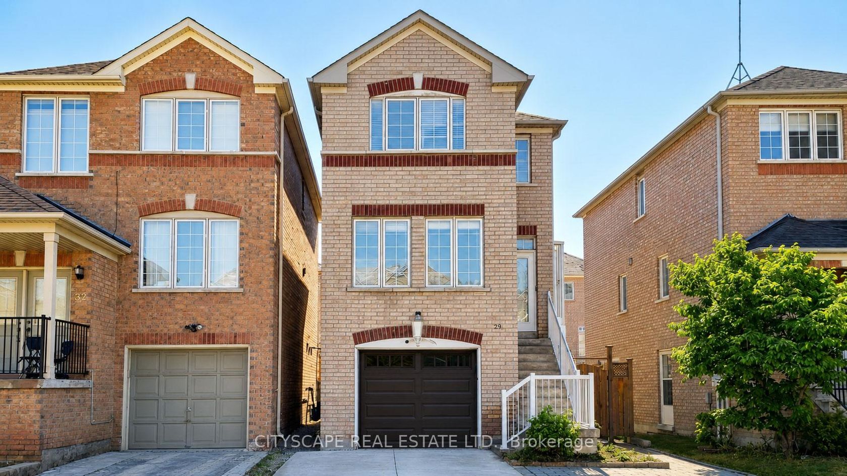 29 Centrepark Drive, Amesbury, Toronto photo 4