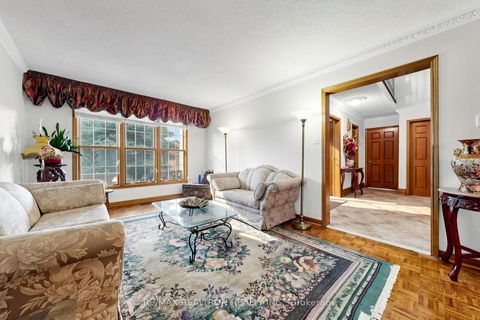 Photo 4 at 100 Gas Light Crescent, East Woodbridge, Vaughan