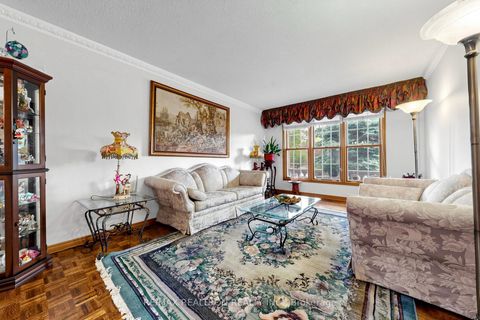 Photo 5 at 100 Gas Light Crescent, East Woodbridge, Vaughan