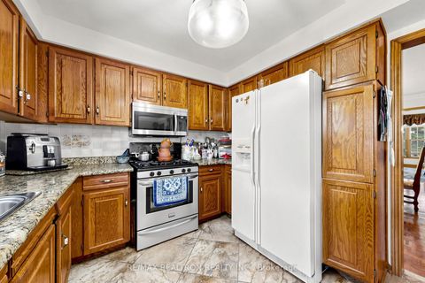 Photo 9 at 100 Gas Light Crescent, East Woodbridge, Vaughan
