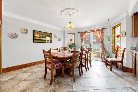 Photo 11 at 100 Gas Light Crescent, East Woodbridge, Vaughan