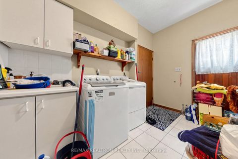 Photo 15 at 100 Gas Light Crescent, East Woodbridge, Vaughan
