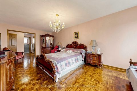 Photo 26 at 100 Gas Light Crescent, East Woodbridge, Vaughan