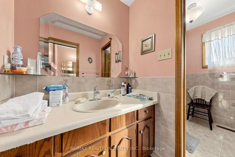 Photo 27 at 100 Gas Light Crescent, East Woodbridge, Vaughan