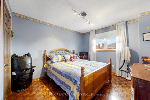 Photo 32 at 100 Gas Light Crescent, East Woodbridge, Vaughan