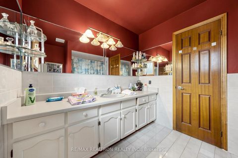 Photo 36 at 100 Gas Light Crescent, East Woodbridge, Vaughan