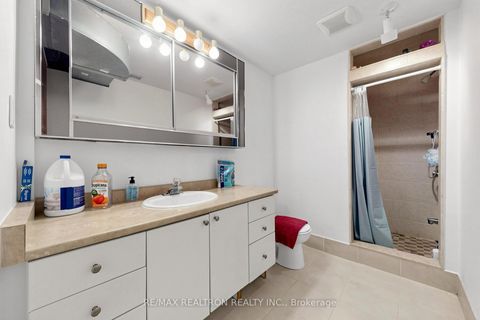 Photo 43 at 100 Gas Light Crescent, East Woodbridge, Vaughan