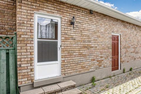 Photo 46 at 100 Gas Light Crescent, East Woodbridge, Vaughan