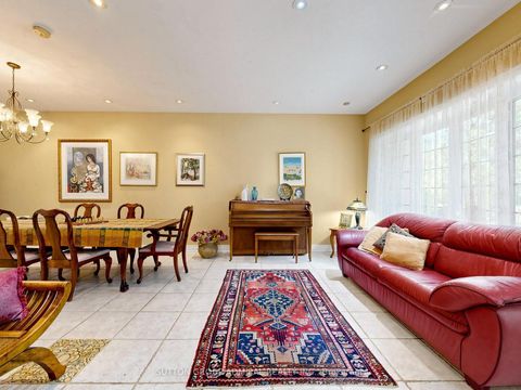 Photo 7 at 3 Raymond Drive, Yorkhill, Vaughan
