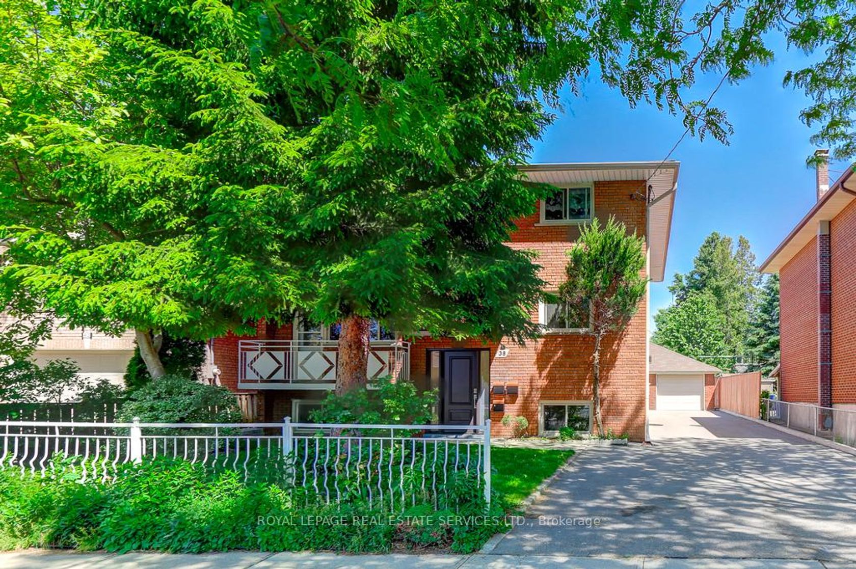38 Jellicoe Avenue, Alderwood, Toronto photo number 2