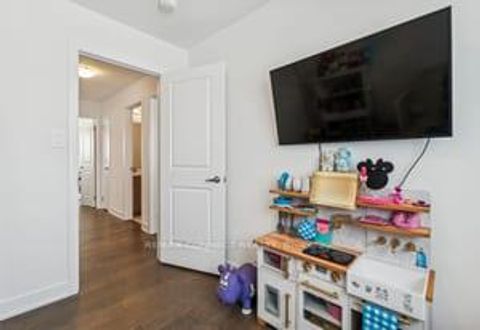 Photo 2 at 39 Turnberry Lane, Painswick South, Barrie